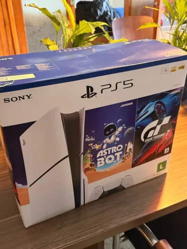 ? PlayStation 5 1TB + 2 jogos ? À venda Vendo PlayStation 5 (PS5) 1TB