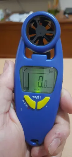 Anemometro com escala e termometro digital com iluminação 