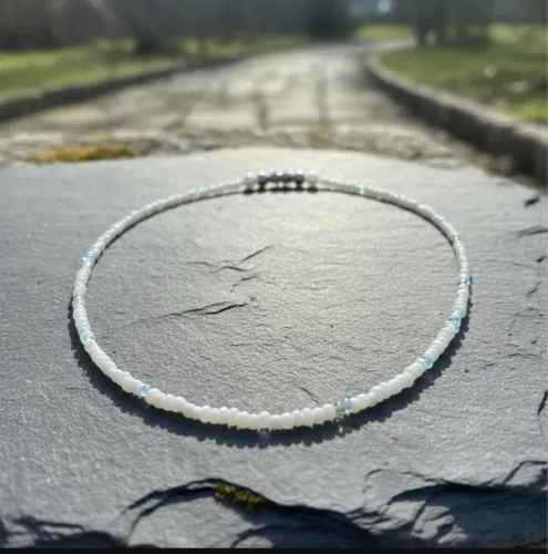 Colar de miçanga e pedra/ cor branco