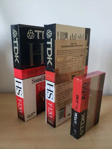 Duas fitas VHS + uma fita cassete - fitas lacrdas