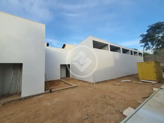 Espaço comercial com 13 salas no bairro Santa Marta. $ 980.000,00. codigo: 341221