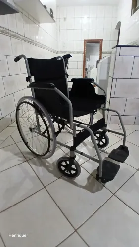 Cadeira de rodas e Cadeira de banho.