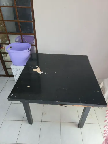 Vende-se mesa quadrada