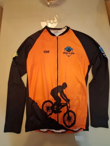 3 Camisas e 1 bermuda ciclismo