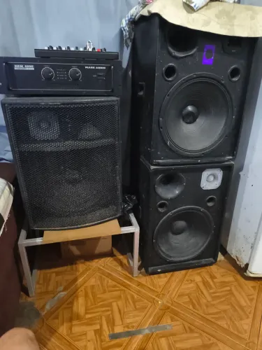 Vendo um som montado com três caixas é uma potência e uma mesa de som valor 1500
