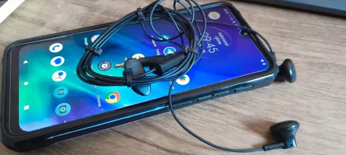 Celular Motorola One Fusion - acompanha fone para aúdio e microfone