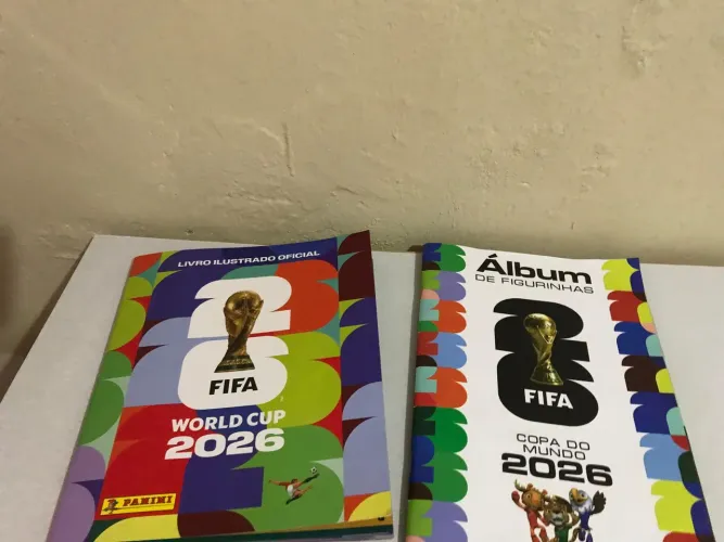 Vende-se álbum de figurinhas Copa do Mundo 2026 + 4 pacotes de figurinhas.