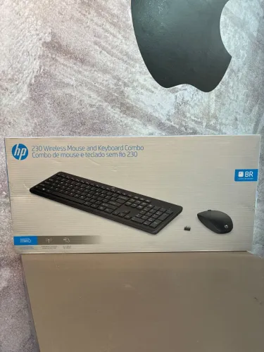 Combo de Teclado e Mouse Sem Fio HP 230 na cor preta