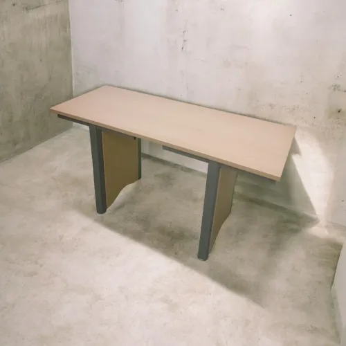 Mesa de madeira com base de ferro