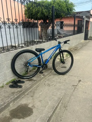 Bike com os dois pneu Levorin freio MT 200 quadro 15 toda nova para grau