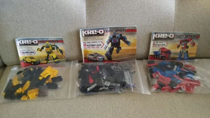 Peças brinquedo tipo Lego marca Hasbro. Bumblebee, Autobot e Optimus Prime