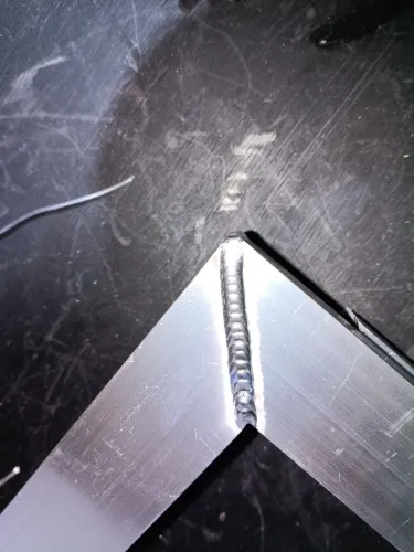 Faço soldas em alumínio e inox.recupracão de peças quebradas e enchimentos