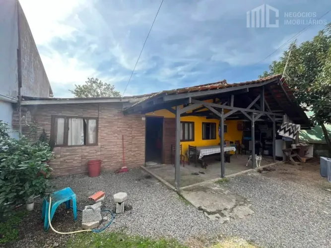 Casa com sala comercial - 350m do mar e 120m da lagoa | Centro - BBS