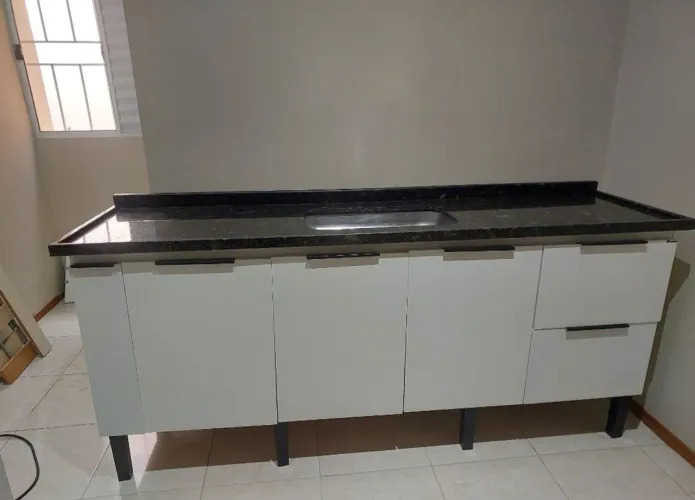 Pia de granito com gabinete de cozinha 2m