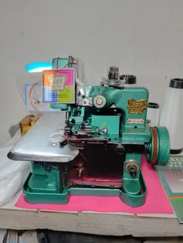 Máquina de costura overlok nova na caixa 