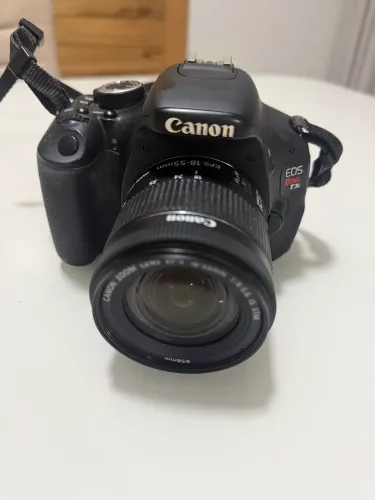 Vendo Vendo Câmera Canon EOS REBEL t3i 18-55mm.
