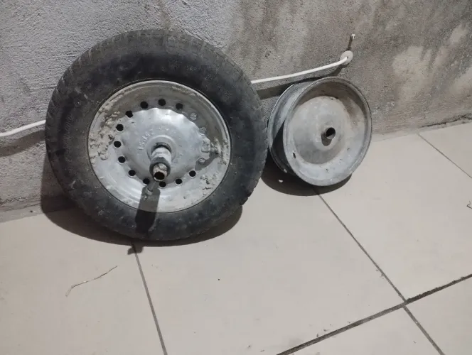 Duas Rodas e um Pneu Carrinho de Mão 
