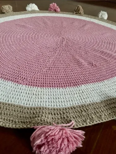 Tapete crochê rosa quarto menina Pompom