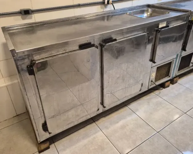 2 Frigoríficos e 1 Pia em Inox para Bar e Restaurante