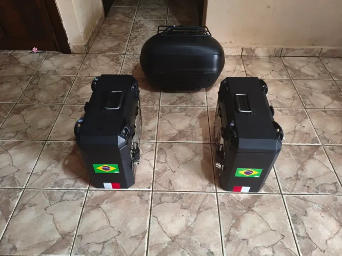 2 baús laterais completo chave tudo para viagens metade do preço real cada