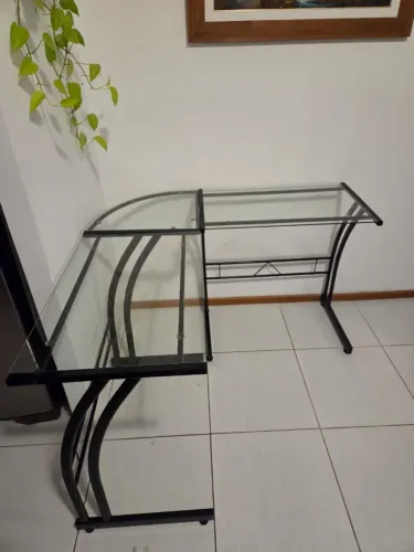 Mesa de escritório em L de vidro e aço
