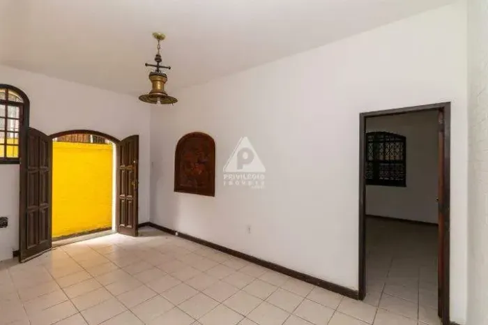 Casa triplex de rua 304m² 6 quartos 2 suítes vaga copa cozinha área de serviço