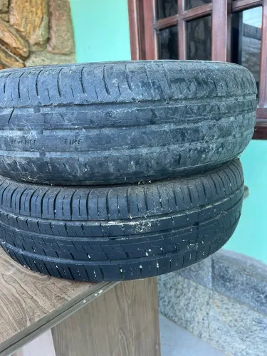 Vendo dois pneus e um lado do farol Siena 2013 que serve para outros carros Fiat também