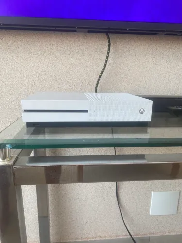 Xbox one s com 500gb 2 controles 