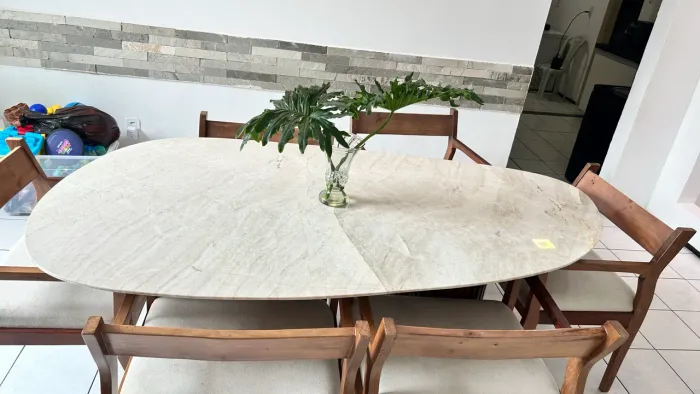 Mesa de Jantar Oval com Tampo de Mármore e Base Ripada - 8 Lugares