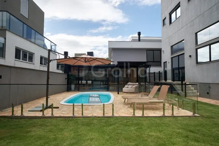 Casa de 280m² com 3 suítes no Itacorubi