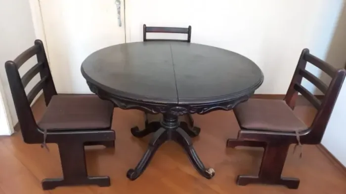 Mesa de Jantar Redonda em Madeira Maciça + 6 Cadeiras - Estilo Rústico/Clássico