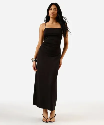 vestido preto modelagem na cintura