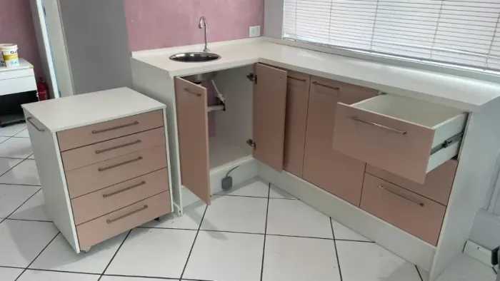 Balcão + carrinho feito sob medida para consultório odontológico