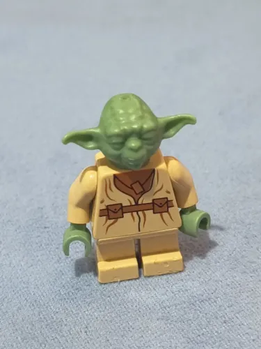 LEGO minifigura Yoda, com marcas nas pernas (Sets de 2002 a 2005) (RARO)