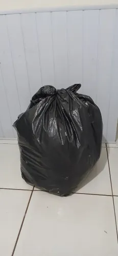 Lote com 58 peças de roupas variáveis. 