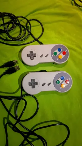 Dois controles retrô USB funcionando