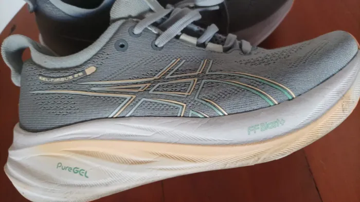 Tênis Asics Gel-Nimbus cor cinza. Tamanho: 34.