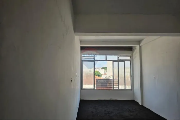 Sala Comercial à Venda no Centro de Passos, MG! Excelente Localização, Próximo à Praça da 