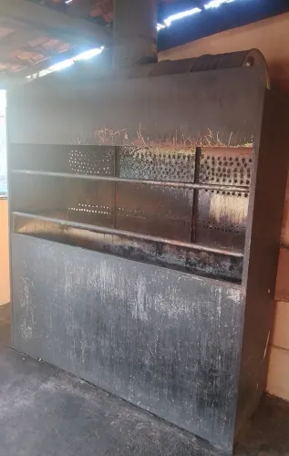 Churrasqueira grande usada boa pra assar carnes na brasa 