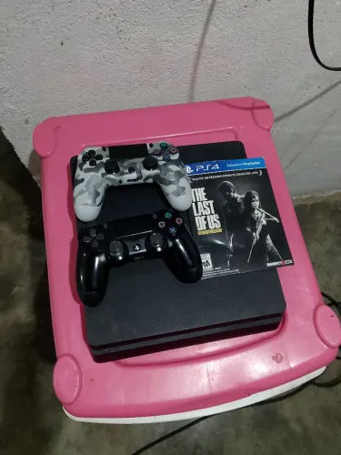 Ps4 slim 1TB 2 controles 2 jogos