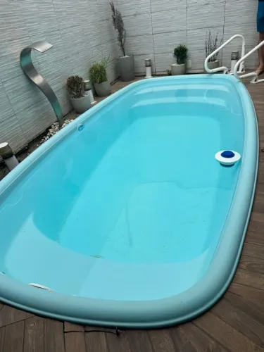 Piscina seminova em ótimo estado