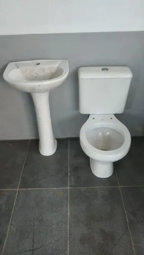 Conjunto de vaso sanitário e pia