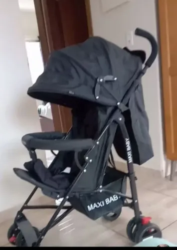 Carrinho de bebê bem conservado. 