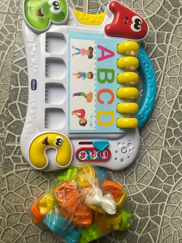 Este brinquedo educativo é o modelo Letras em Movimento da marca Chicco,