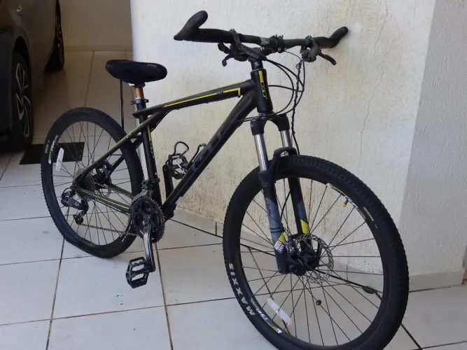GT Avalanche Aro 26 | Suspensão RockShox | Freio Hidráulico