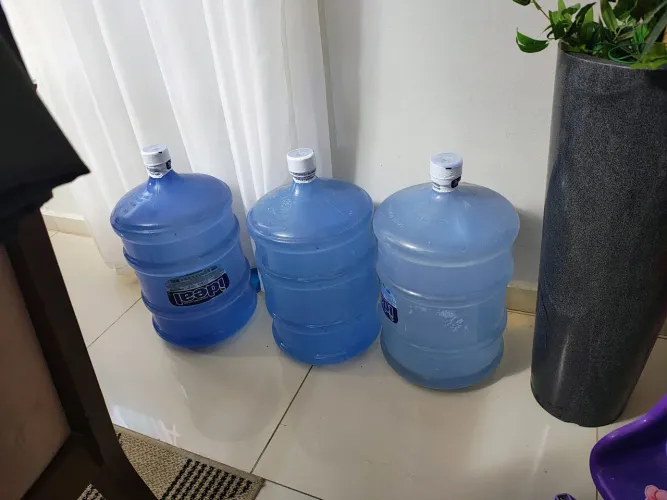 3 Galões cheios de água (Ideal)