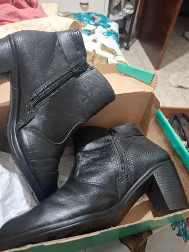 Vendo bota picadilyem couro legítimo. Com solado e saltos novos , sem uso, n.39 ,