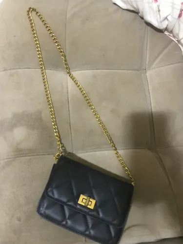 Bolsa preta com alça de corrente pequena