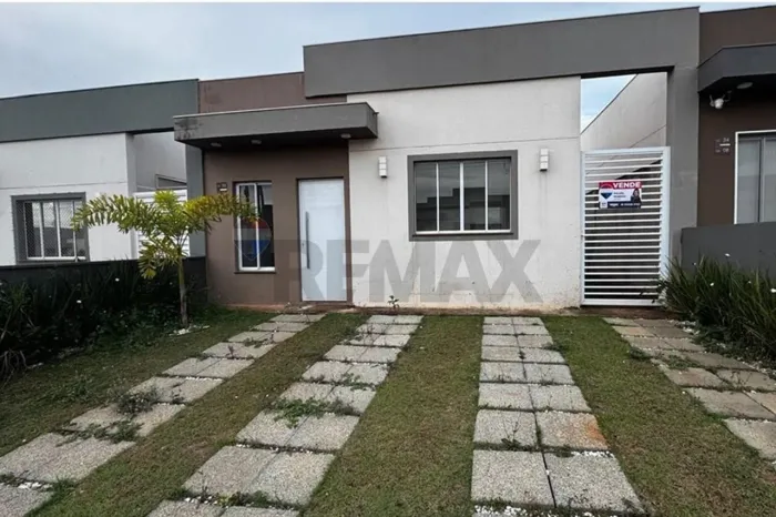 Casa à venda em condomínio fechado com lazer completo e segurança 24 horas!