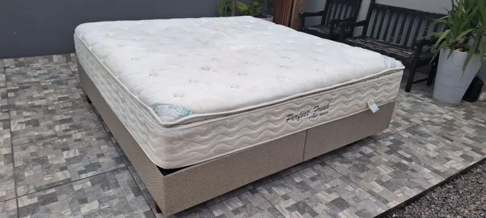 Excelente cama box king size, colchão Orbhes e base nova no saco